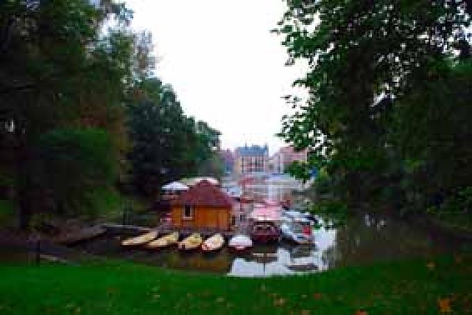 Breslauer Innenstadt Ein gusseiserner Zwerg. Mal mit Doktorhut, mal an Ketten oder mit Koffer. Mehr als 250 der reizenden Gesellen bevölkern das Zentrum von Breslau.