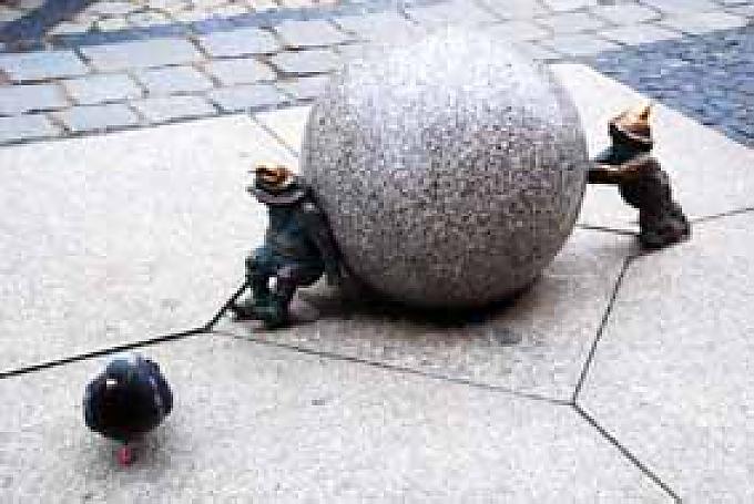 Ein gusseiserner Zwerg. Mal mit Doktorhut, mal an Ketten oder mit Koffer. Mehr als 250 der reizenden Gesellen bevölkern das Zentrum von Breslau. Ein gusseiserner Zwerg. Mal mit Doktorhut, mal an Ketten oder mit Koffer. Mehr als 250 der reizenden Gesellen bevölkern das Zentrum von Breslau.