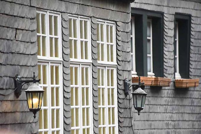 Mit Schieferplatten verkleidete Hausfassaden in Monschau. Mit Schieferplatten verkleidete Hausfassaden in Monschau.