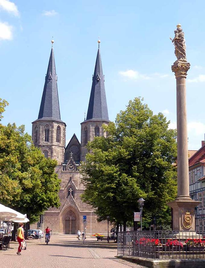 St.-Cyriakus-Kirche, im Volksmund auch "Eichsfelder Dom" genannt Der Duderstädter Holzbildhauer Andreas Georg Kersten schuf die allegorischen Figuren Mauritius, Justitia und Caritas am Rathaus