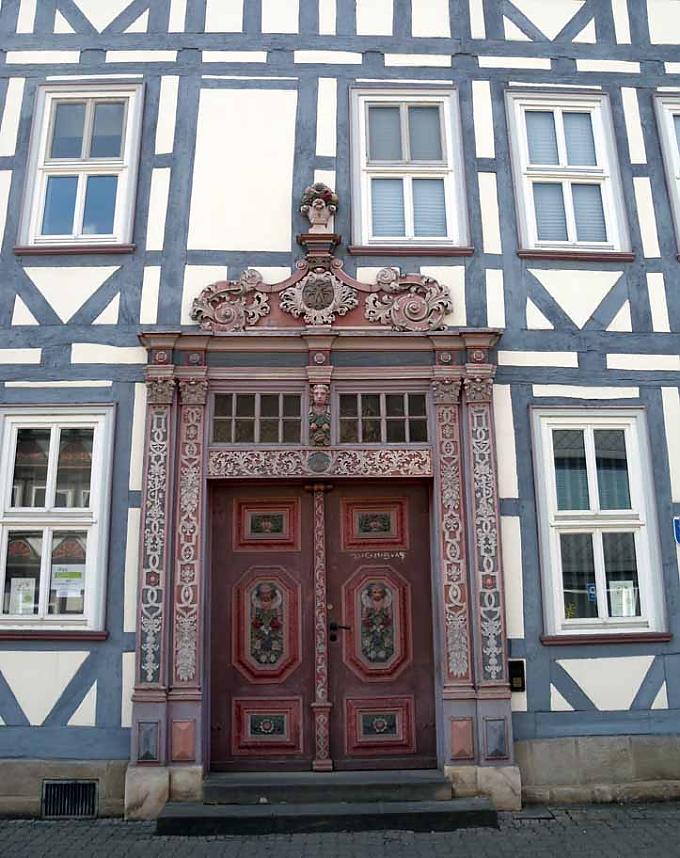 Die schönste Fachwerktür Duderstadts in der Jüdenstraße 29 Der Duderstädter Holzbildhauer Andreas Georg Kersten schuf die allegorischen Figuren Mauritius, Justitia und Caritas am Rathaus