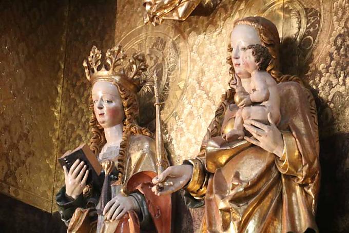 Der spätgotische Hochaltar aus dem Jahre 1512 im der Domkirche. Liebesschlösser am Geländer der Brücke zur Dominsel in Posen.