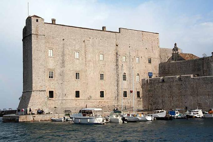 Festungsanlage Der Stradun (übersetzt „Große Straße“), die größte Hauptstraße in der Altstadt von Dubrovnik, ist eine beliebte Flaniermeile.
