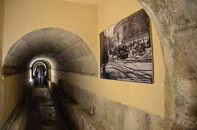 Im unterirdischen Aquaedukt Im Mercado da Ribeira betreiben bekannte Küchenchefs kleine Gourmet-Buden.