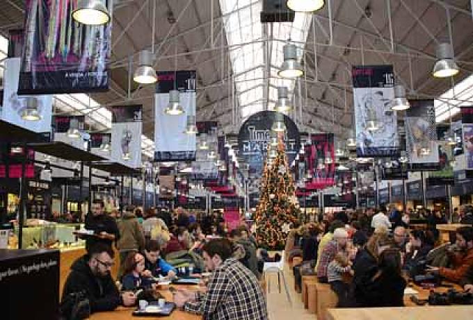 Im Mercado da Ribeira betreiben bekannte Küchenchefs kleine Gourmet-Buden. Im Mercado da Ribeira betreiben bekannte Küchenchefs kleine Gourmet-Buden.