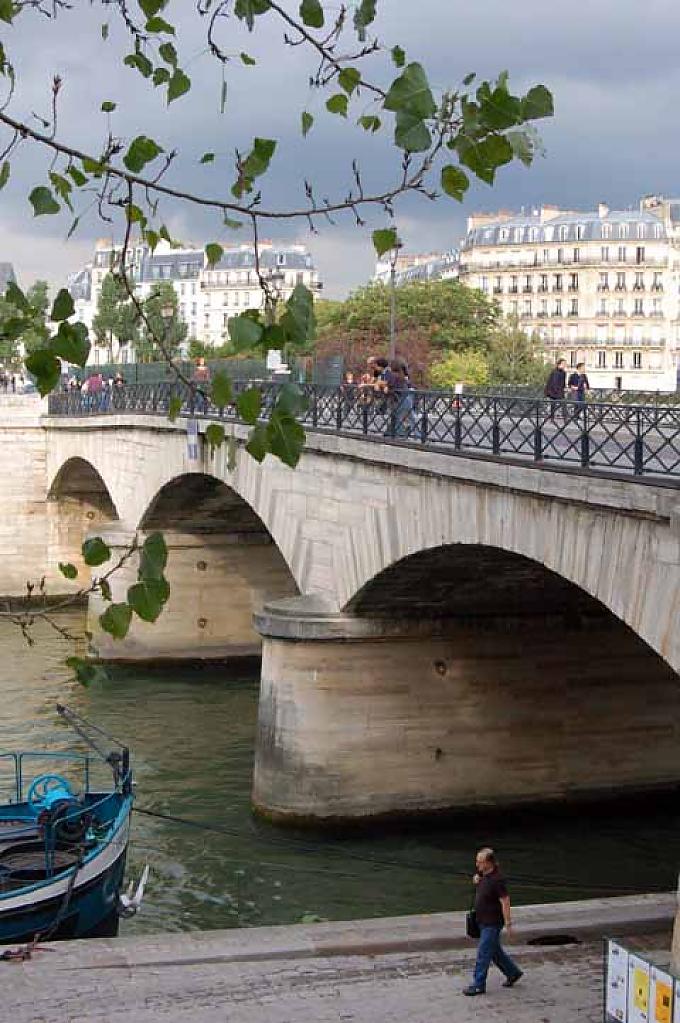 Seine Entlang des Seine-Ufers bilden die Bouquinisten einen typischen Pariser Anblick