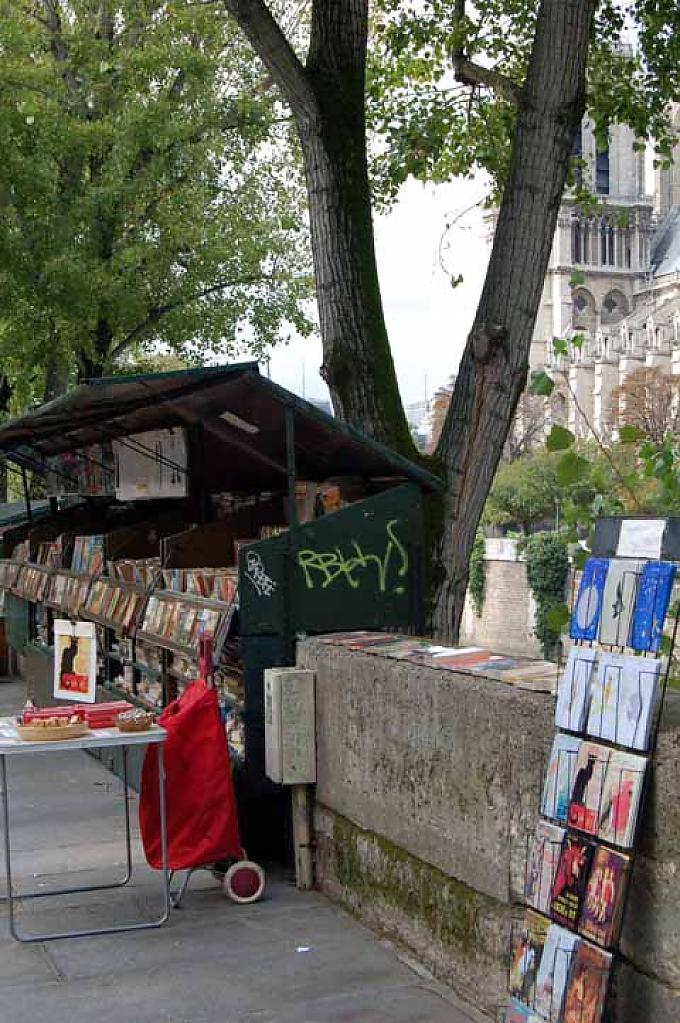 Entlang des Seine-Ufers bilden die Bouquinisten einen typischen Pariser Anblick Entlang des Seine-Ufers bilden die Bouquinisten einen typischen Pariser Anblick