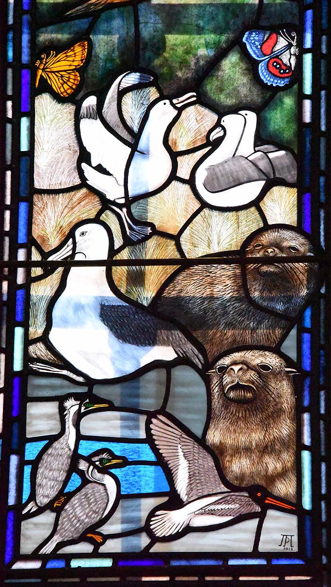 Seelöwen, Möwen, Reiher und Pinguine im Glasfenster Touristen auf den Stufen zur St. Pauls Kathedrale.