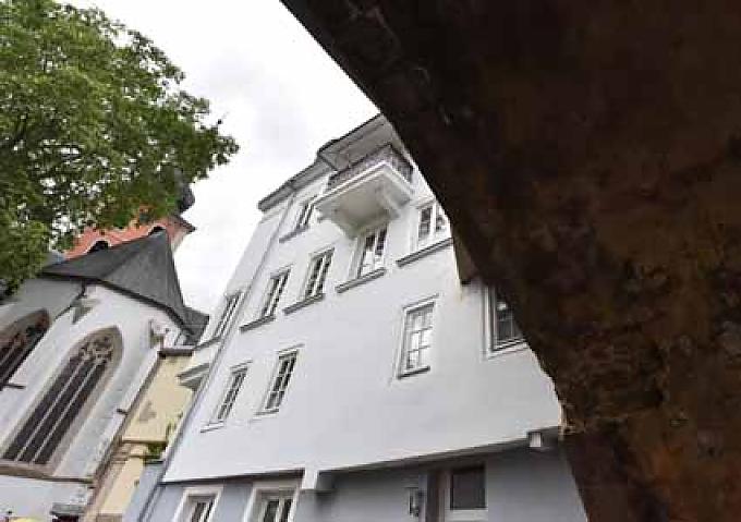 Häuser am Ufer der Nahe An der Fassade des Hauses Nr. 94 prangt ein großes Einschussloch