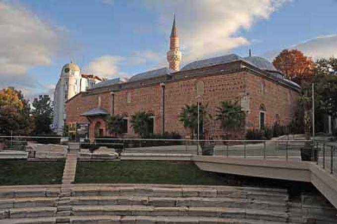 Gleich oberhalb des antiken Theaters erhebt sich die Kuppeln und das Minarett der Dzhumaya Moschee. Sie ist das wichtigste muslimische Gebäude in Plovdiv. Gleich oberhalb des antiken Theaters erhebt sich die Kuppeln und das Minarett der Dzhumaya Moschee. Sie ist das wichtigste muslimische Gebäude in Plovdiv.