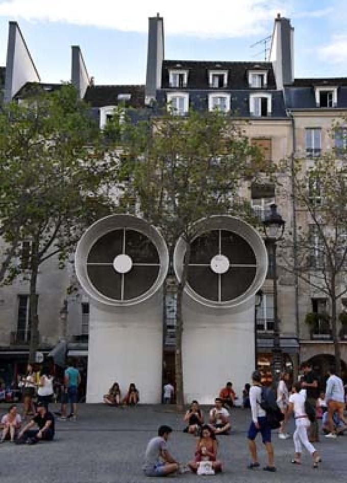Der Platz vor dem Gebäude ist inzwischen ein beliebter Treffpunkt für Jugendliche Restaurant auf dem Dach