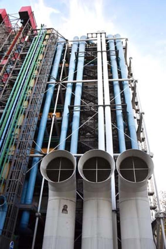 Die mechanischen Versorgungsanlagen, Transportlifte und Feuertreppen wurden an der Ostfassade untergebracht. Restaurant auf dem Dach