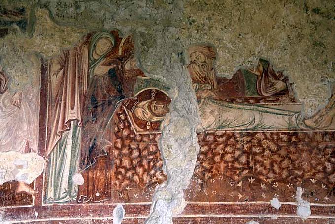 Kirche zum Heiligen Hieronymus. Fresko mit Darstellung der Grablegung. Pfarrkirche und venezianischer Glockenturm.