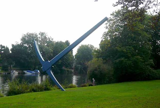 Ein Hingucker: Die blaue „Spitzhacke“ am Ufer der Fulda Ein Hingucker: Die blaue „Spitzhacke“ am Ufer der Fulda