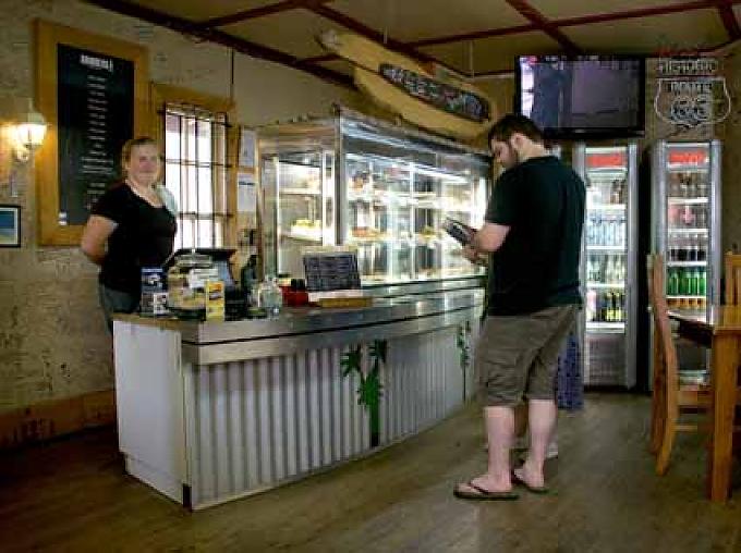 Selbst der Tresen im Kaffee ist aus Wellblech. Hundenase