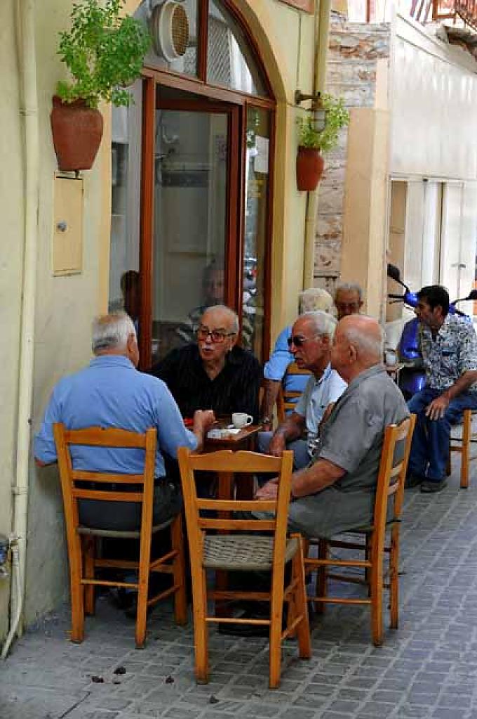 Griechische Männer spielen ein Brettspiel Griechische Männer spielen ein Brettspiel
