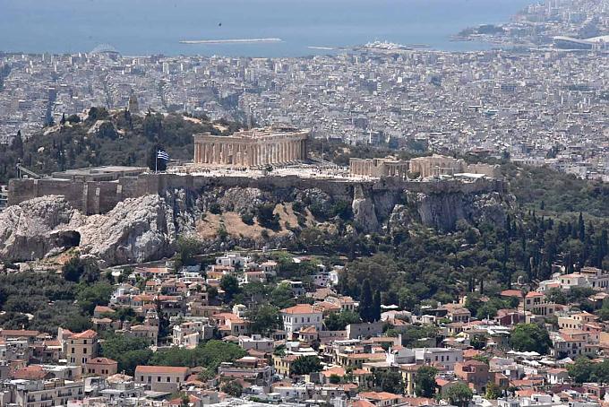 Blick vom Lykabettus auf die Akropolis in Athen. Fresken in der Sankt-Georgs-Kapelle, Ágios Geórgios, zeigen das Leben Jesu. Gleichnis von Jesus heilt Aussätzige.