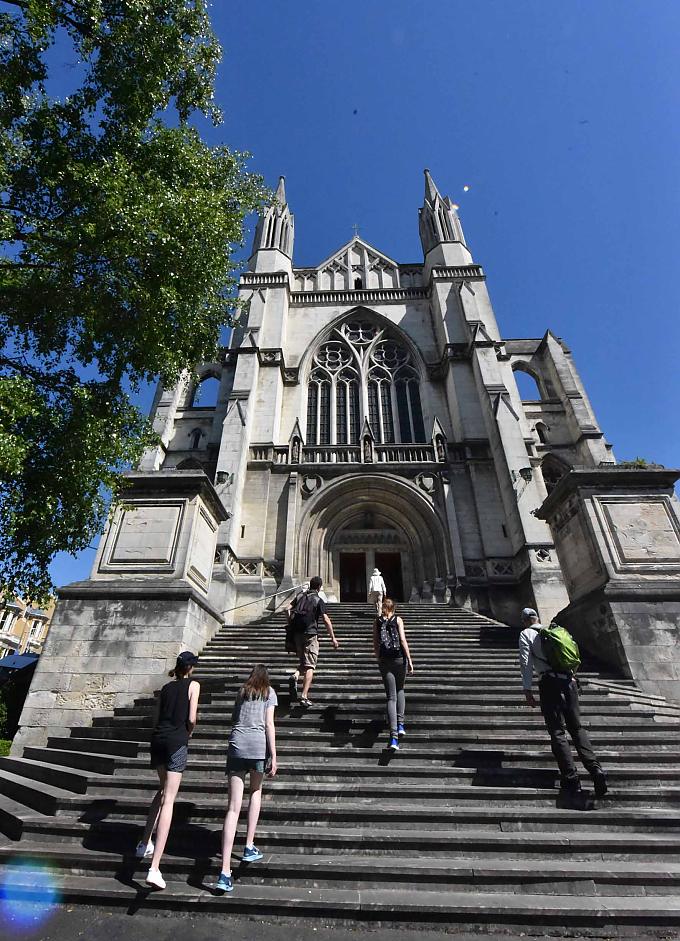 Touristen auf den Stufen zur St. Pauls Kathedrale.
